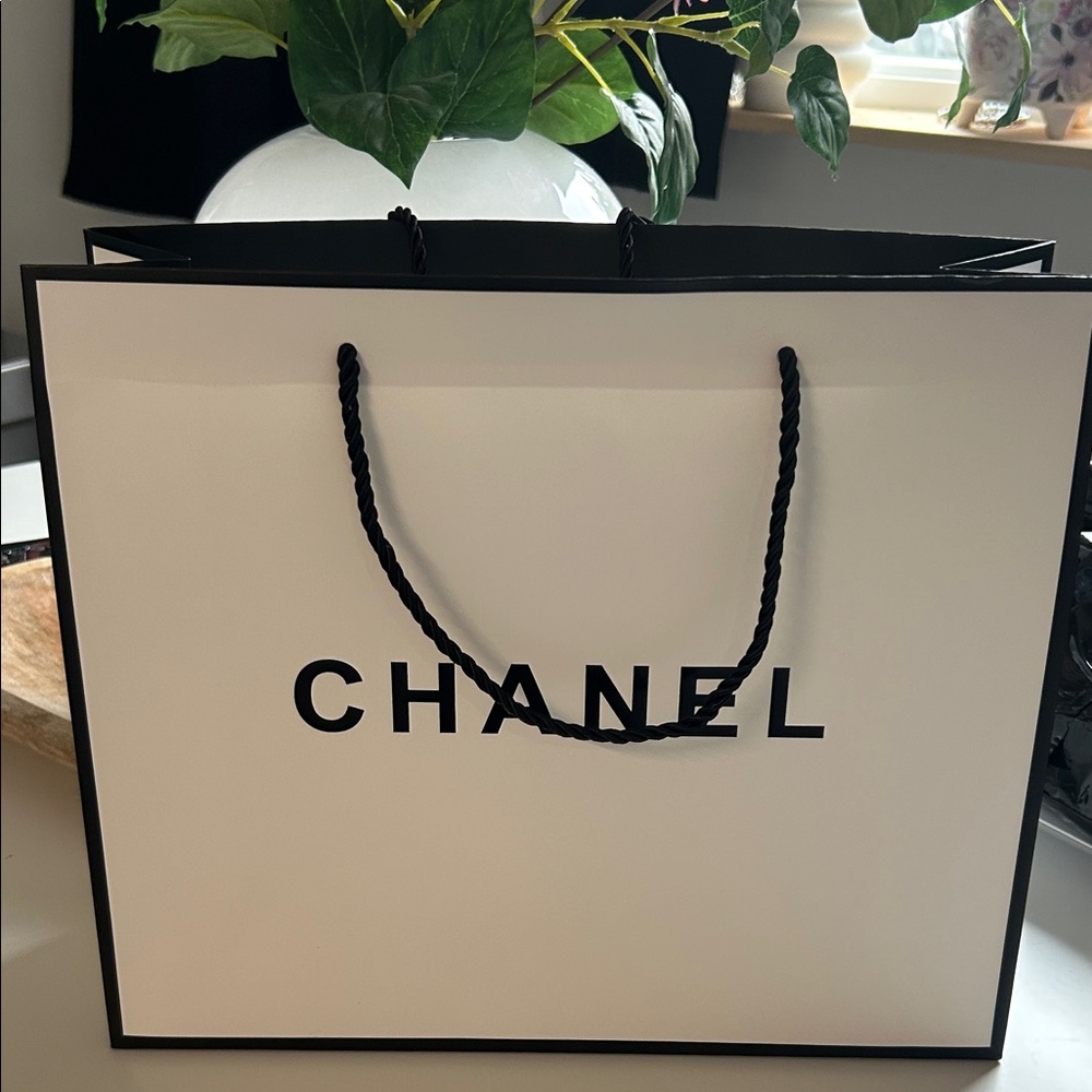 CHANEL Classic gift bag